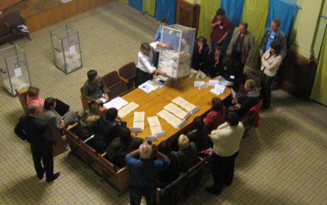 Ukrainians count ballots for the 2007 election.