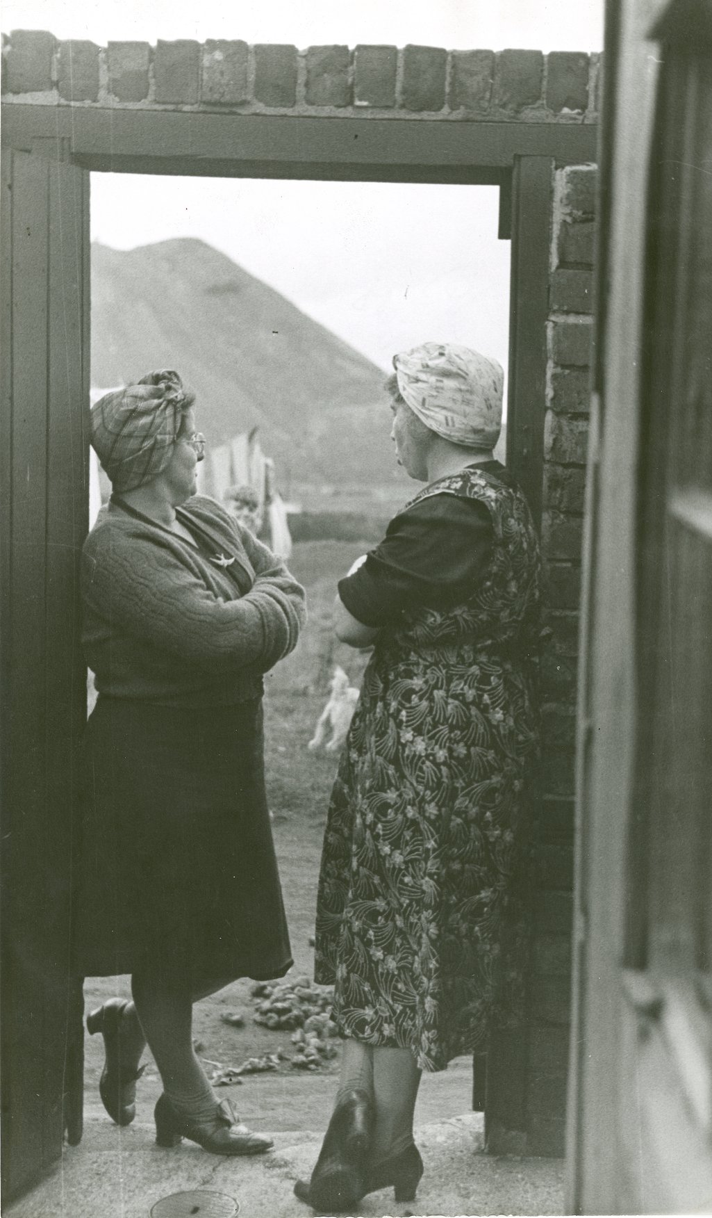 Elisabeth Chat, Two miners wives, Picture Post, 1948. IPL Archive. Another Eye.