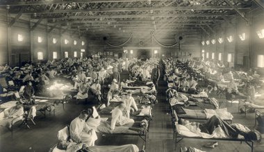 Emergency_hospital_during_Influenza_epidemic,_Camp_Funston,_Kansas_-_NCP_1603.jpg