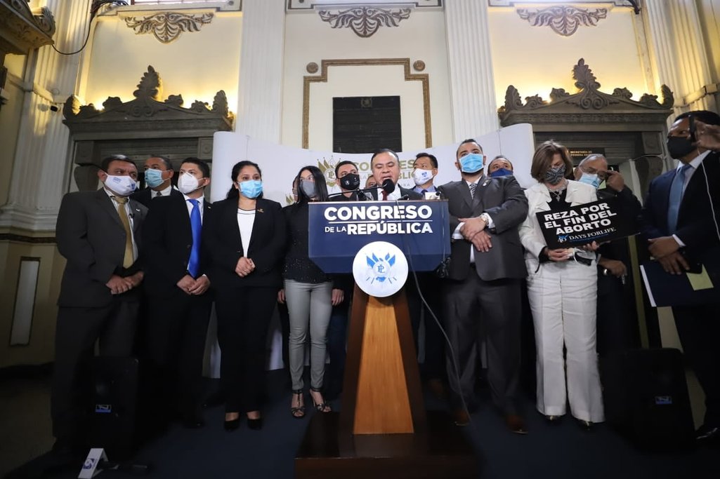 Guatemala diputado Aníbal Rojas personas con mascarilla cartel contra el aborto