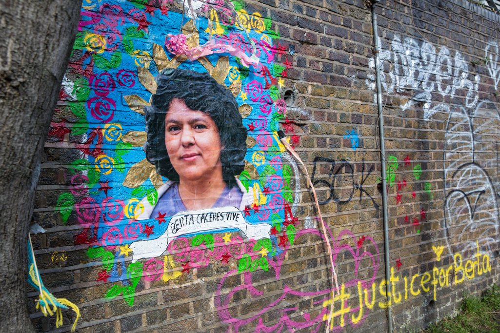 Mural en memoria de Berta Cáceres en Londres.