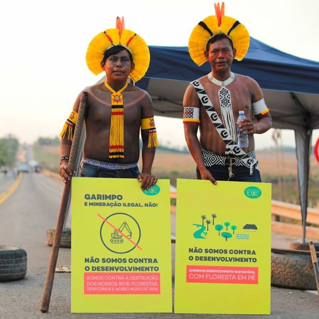 Pho Yre (esq.) e outro indígena Menkragnoti segurando cartazes