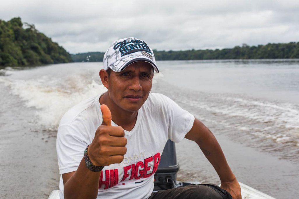 Robin Elkin Díaz navega en el río Apaporis, en la reserva del parque Yaigojé Apaporis, en el departamento do Amazonas, Colombia