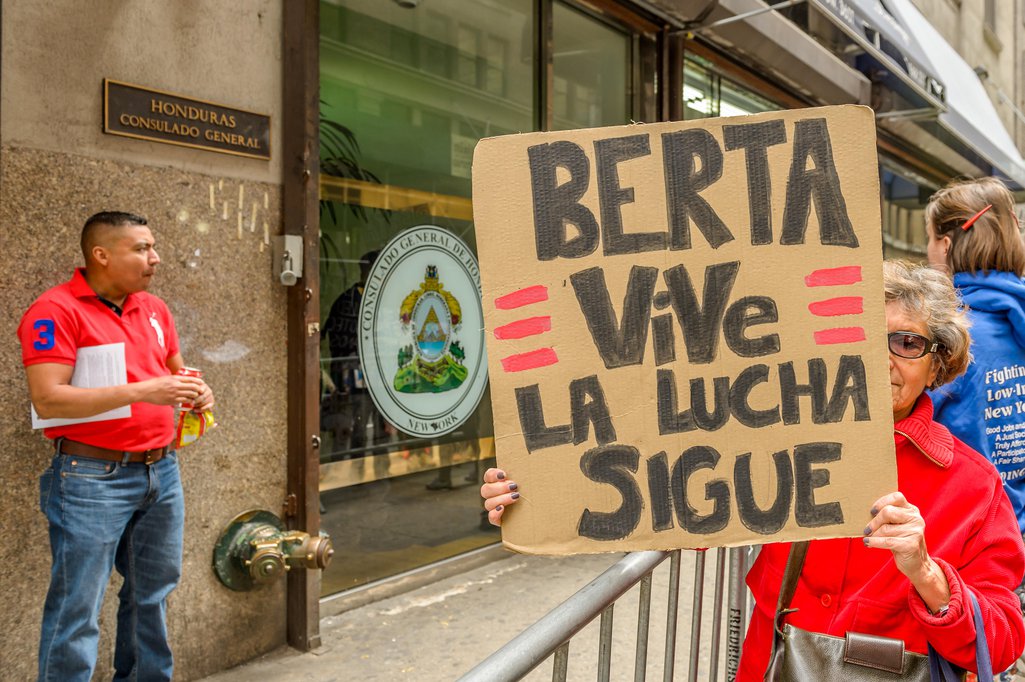 Mujeres piden justicia por el asesinato de Berta.