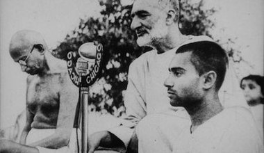 Gandhi_and_Abdul_Ghaffar_Khan_during_prayer_Cropped_Brighter (1).jpg