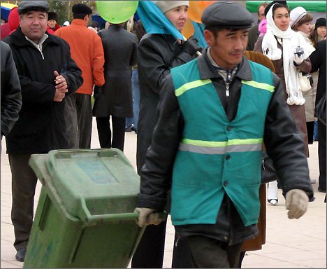 Garbage_coillection_Kazakhstan_migrants