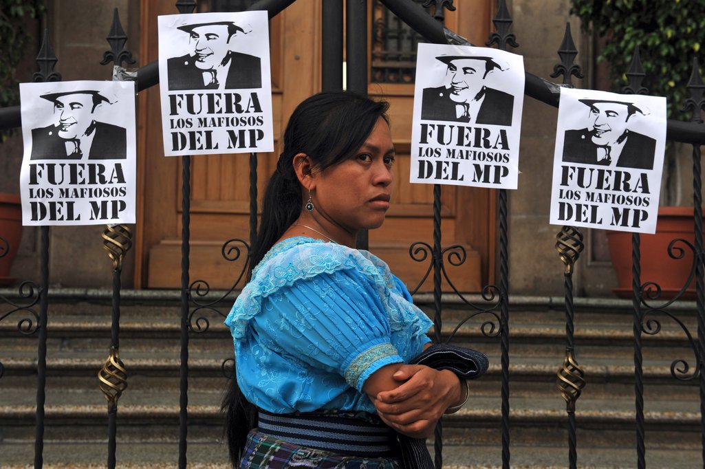 Mujer indígena participa en una manifestación frente al palacio presidencial en Ciudad de Guatemala, el 10 de junio de 2010. La manifestación es para exigir la renuncia del Fiscal General Conrado Reyes, tras la renuncia del jefe de la Comisión de la O