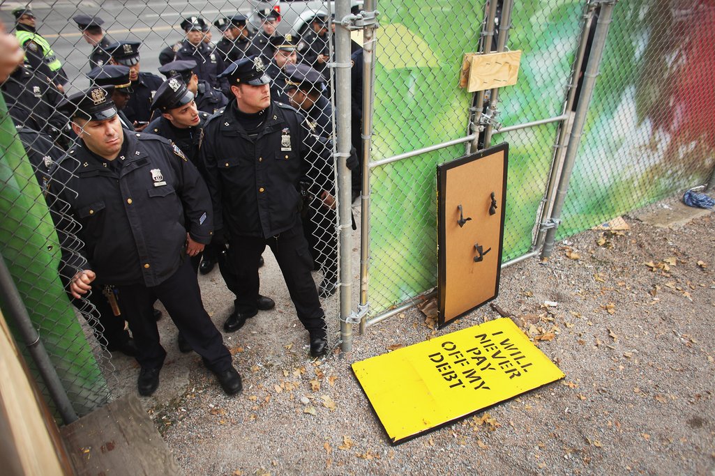 Policja wkracza, aby oczyścić obóz Occupy Wall Street, listopad 2011; odczytanie plakatu