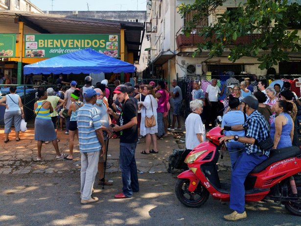 Cuba Havana people queue food