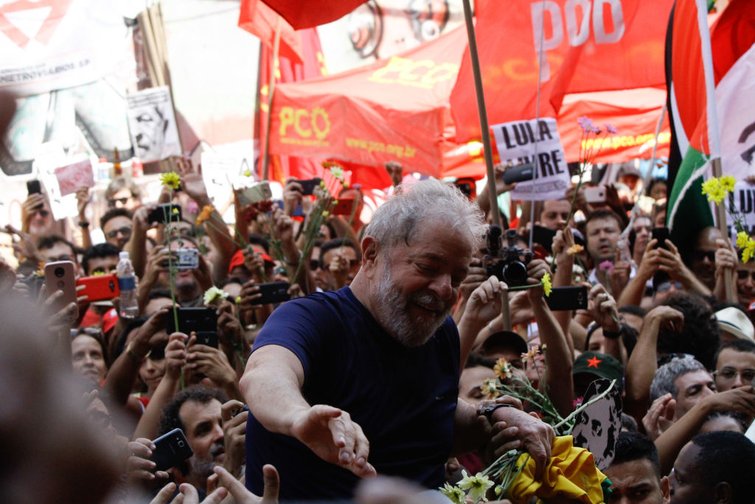 Free Lula Pt Brazil Resistance 2018 T-Shirt Free Lula Pt Brazil Resistance 2018 T-Shirt