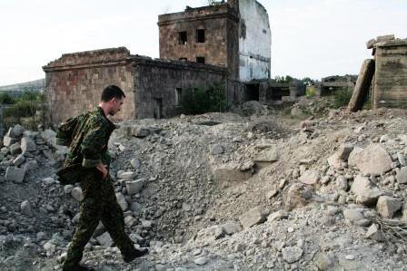 Gori,_ditch_after_Russian_bomb,_aug_8[1]_0.jpg