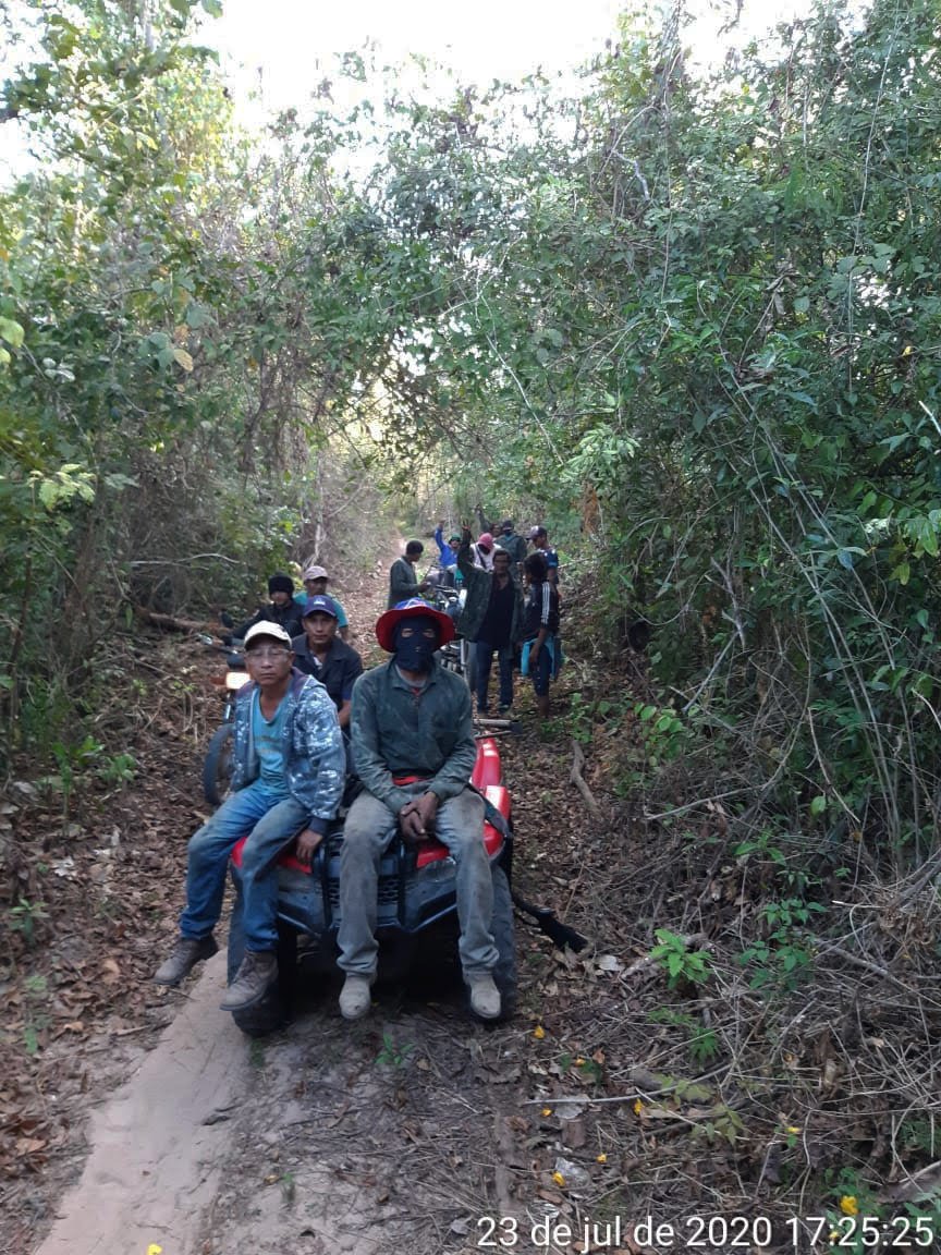 Grupo de Guardiões patrulha uma das estradas abertas por madeireiros na TI Arariboia, usadas para o transporte de madeira. Os Guajajara utilizam motos e quadriciclos para agilizar suas rondas