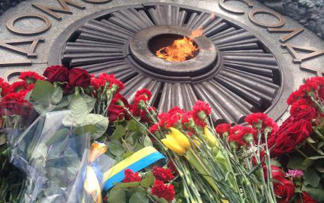 Flowers and flags left at a monument to the war dead at Park Vechnoi Slavy 