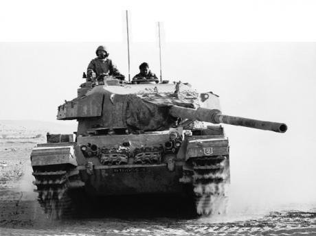 Israeli_Tank_Battles_Egyptian_Forces_in_the_Sinai_Desert_-_Flickr_-_Israel_Defense_Forces.jpg