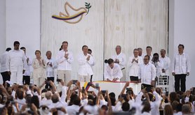 Jefa_de_Estado_participa_en_ceremonia_de_la_Firma_de_la_Paz_entre_el_Gobierno_de_Colombia_y_las_FARC_E.P._(29953487045)_2.jpg