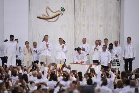 Jefa_de_Estado_participa_en_ceremonia_de_la_Firma_de_la_Paz_entre_el_Gobierno_de_Colombia_y_las_FARC_E.P._(29953487045)_1.jpg