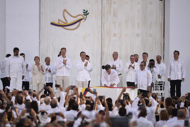 Jefa_de_Estado_participa_en_ceremonia_de_la_Firma_de_la_Paz_entre_el_Gobierno_de_Colombia_y_las_FARC_E.P._(29953487045)_2.jpg