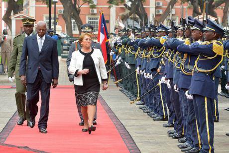 Junto a su comitiva, la Presidenta de la República, Michelle Bachelet, llegó hasta el Palacio Presidencial. En la casa de gobierno fue recibida por la máxima autoridad angolana, José Eduardo dos Santos_1.jpg