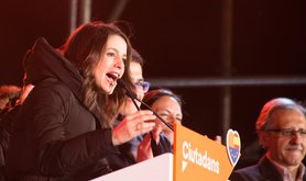 Inés Arrimadas, party leader of Ciudadanos, giving a speech after winning elections in Catalonia in 2017 | Luay Albasha / Alamy Stock Photo. All rights reserved