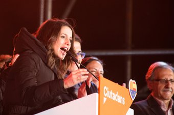 Inés Arrimadas, party leader of Ciudadanos, giving a speech after winning elections in Catalonia in 2017 | Luay Albasha / Alamy Stock Photo. All rights reserved