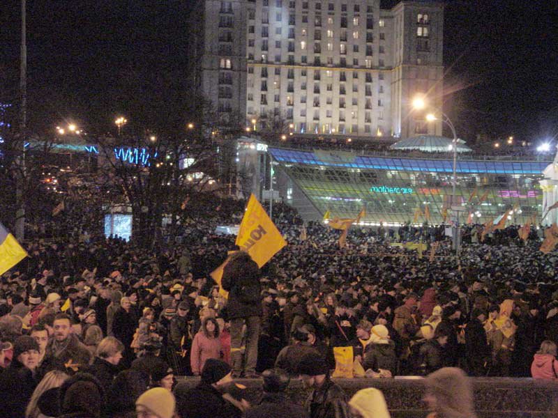 Kiev_Independence_Square_Orange_Revolution_22-11-2004_0.jpg