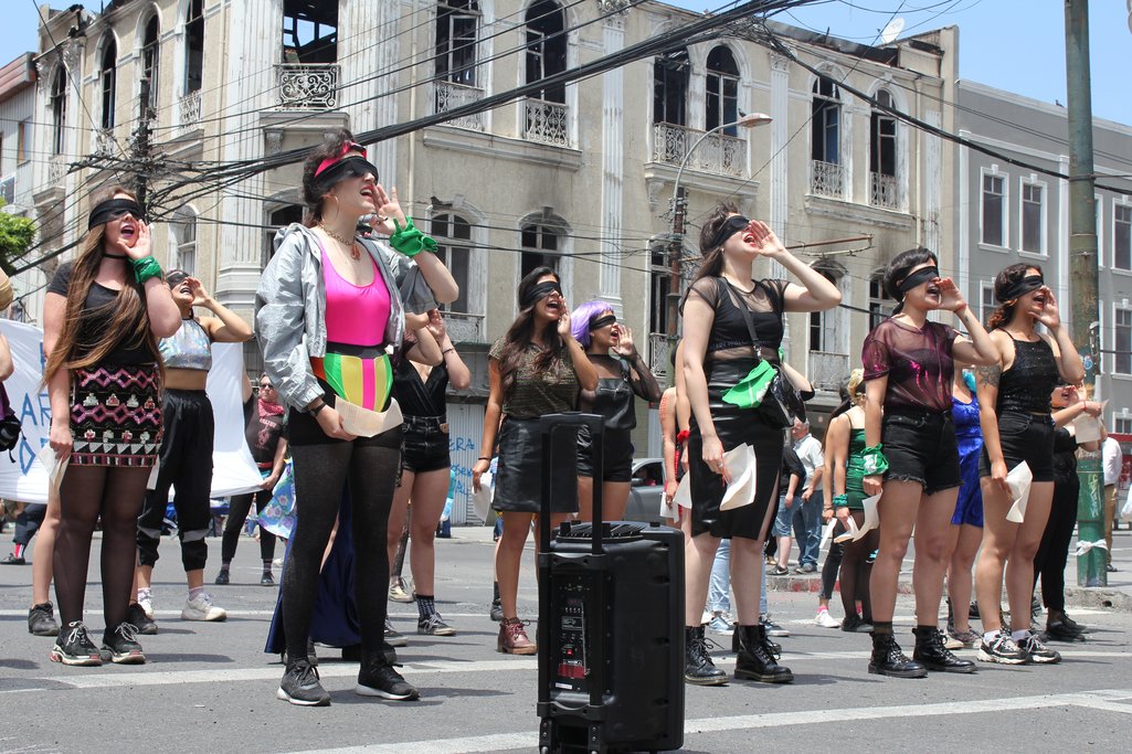 Mulheres performando na rua