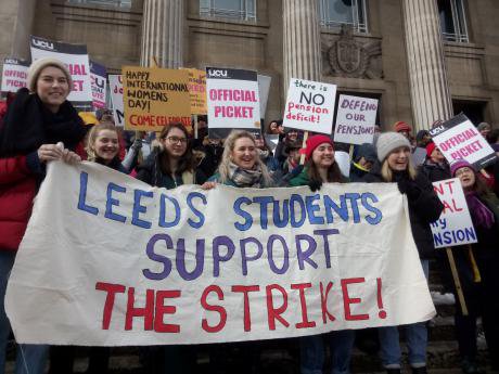Leeds_University_students_supporting_the_2018_USS_Pension_Strikes.jpg