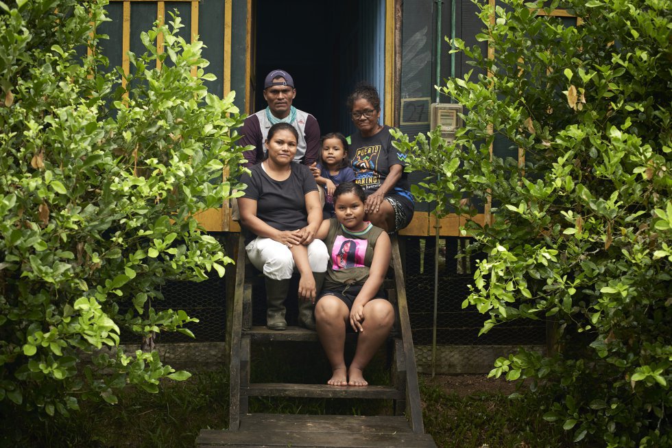 Lilia Isolina Java Tapayuri posa para um retrato com o marido Aldo, as filhas Ainara e Michel e a mãe Tapayuri, em frente à casa deles, que está vazia porque a família mora na Fundação onde trabalha.