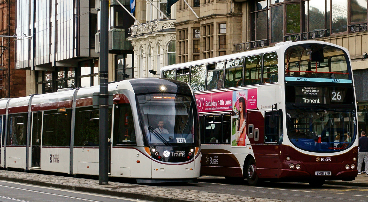 Наземный транспорт автобус. Трамвай Эдинбурга. Эдинбург автобусы. Транспорт Европы. Городской транспорт.