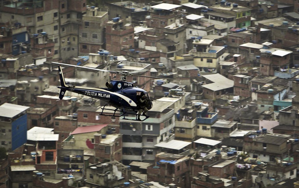 Helicóptero sobrevoa o complexo