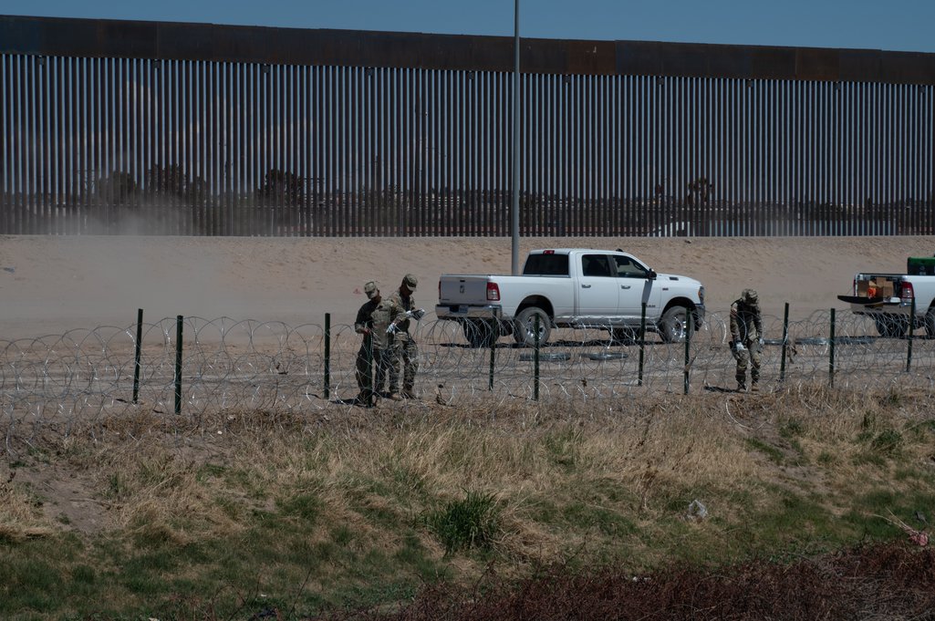 Plano general de guardias fronterizos instalando alambradas cortantes frente a la valla que separa a México de los EEUU en Ciudad Juárez.
