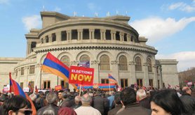 Protesters call for elections in central Yerevan, 1 March 2014. (c) Maxim Edwards