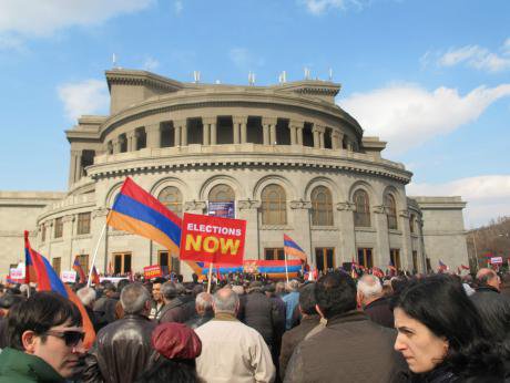 Protesters call for elections in central Yerevan, 1 March 2014. (c) Maxim Edwards