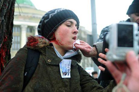 Активисты напали на журналистку, Донецк. 