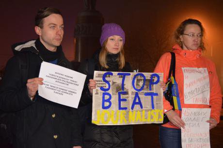 Алексей Мацука, протестующий против притеснения и запугивания журналистов «Новостей Донбасса»