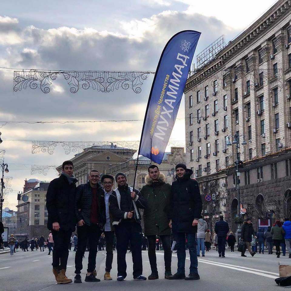 Мусульмане на акциях в Киеве. Фото с Фейсбук-страницы Тарика Сархана.jpg