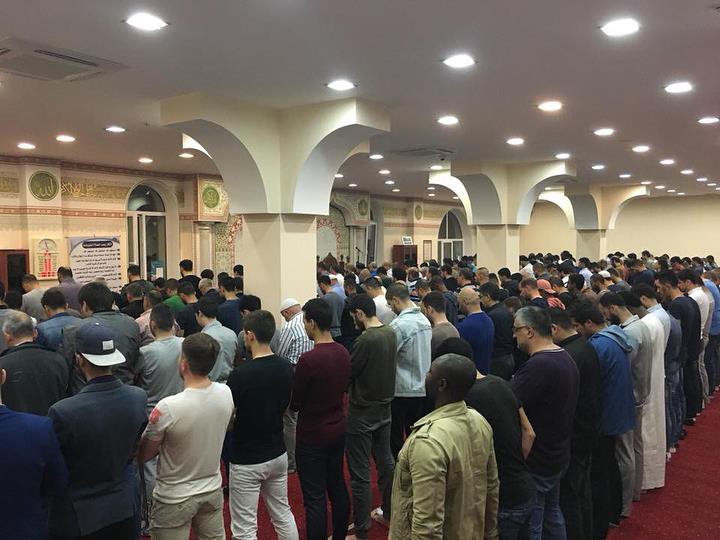 Мусульмане на молитве в мечети Исламского культурного центра. Фото с Фейсбук-страницы Тарика Сархана.jpg