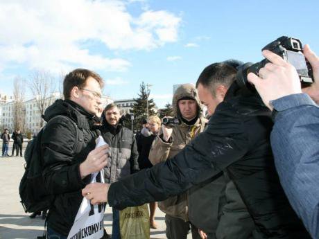 Members of NOD attempt to disrupt a single person picket in Samara.