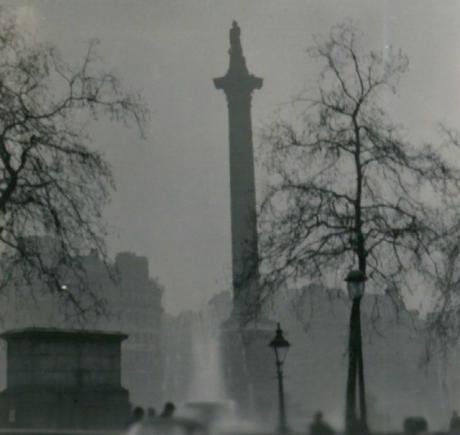 Nelson&#39;s_Column_during_the_Great_Smog_of_1952.jpg