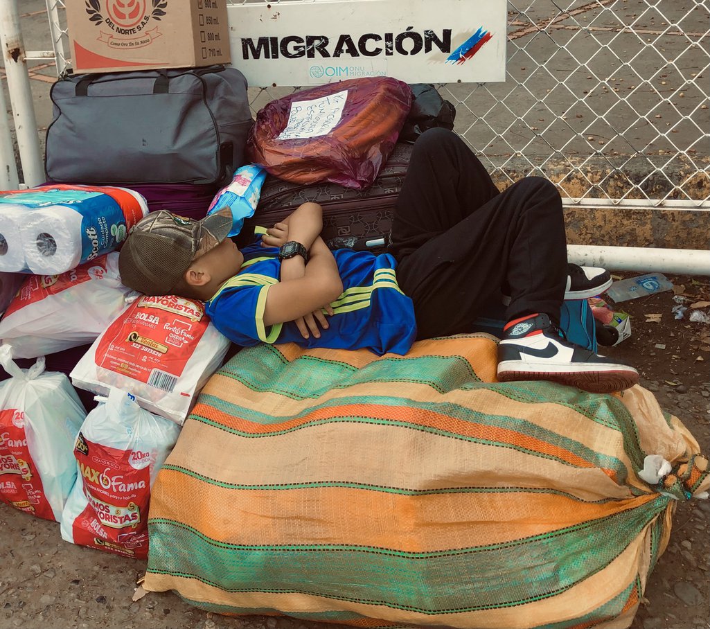 Un niño venezolano descansa sobre un aprovisionamiento en la frontera entre Venezuela y Colombia en Cúcuta, norte de Santander, Colombia