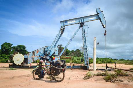 Oil pump in Zaire province, Angola. jbdodane/Flickr. Some rights reserved.