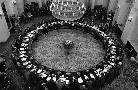 Round table discussions in Poland in 1989 between the ruling Communist Party and opposition