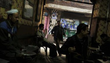 مصريون يجلسون في مقهى في حيّ الأزهر في القاهرة، مصر. بيلا زاندلسكي/ برس أسوسييشن- جميع الحقوق محفوظة.