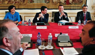 French Labour Minister El Khomri, PM Valls, Economy Minister Macron, talk to MEDEF and CGT, March 2016.