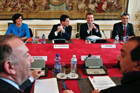 French Labour Minister El Khomri, PM Valls, Economy Minister Macron, talk to MEDEF and CGT, March 2016.