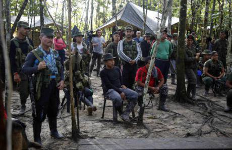 Uribe pede que Farc cessem violência para negociar acordo de paz