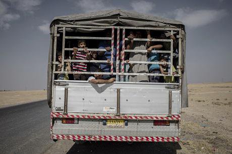 ID Iraqis on their way back to their hometown. 4 October 2016. Cengiz Yar/Press Association Images. All rights reserved.