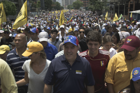 Manifestantes en una marcha contra el presidente venezolano Nicolás Maduro, en Caracas el 19 de abril de 2017. NurPhoto / SIPA U