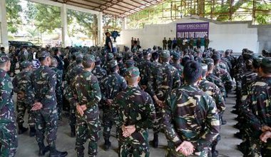 Duterte addresses soldiers.