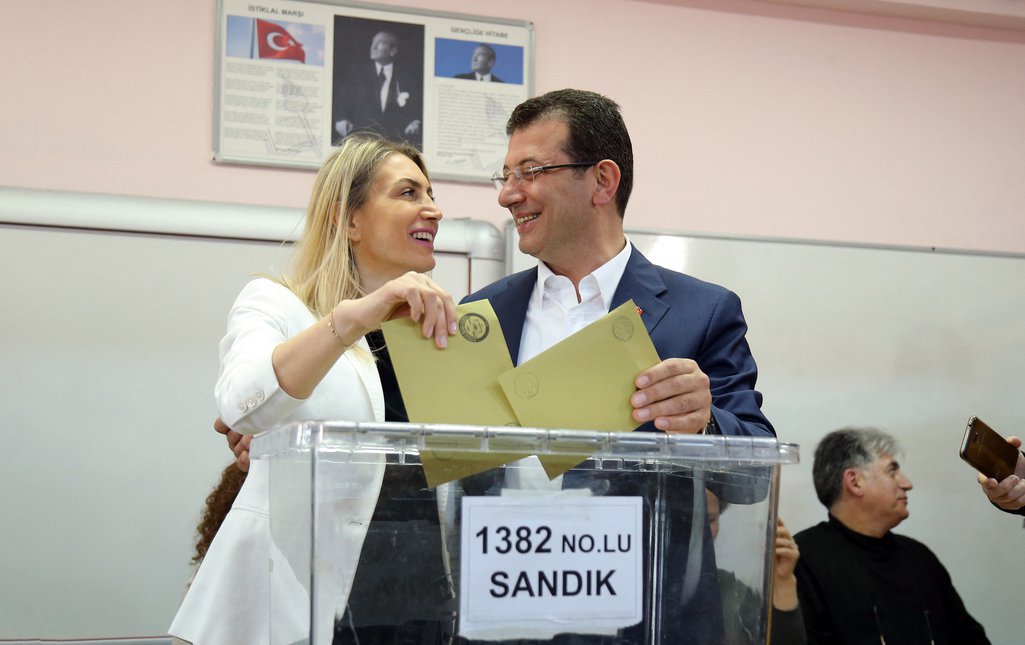 Ekrem Imamoglu, mayoral candidate for Istanbul of Republican People's Party CHP, and his wife Dilek Imamoğlu cast their ballot in Istanbul, March 31, 2019.  Depo Photos/PA. All rights reserved.